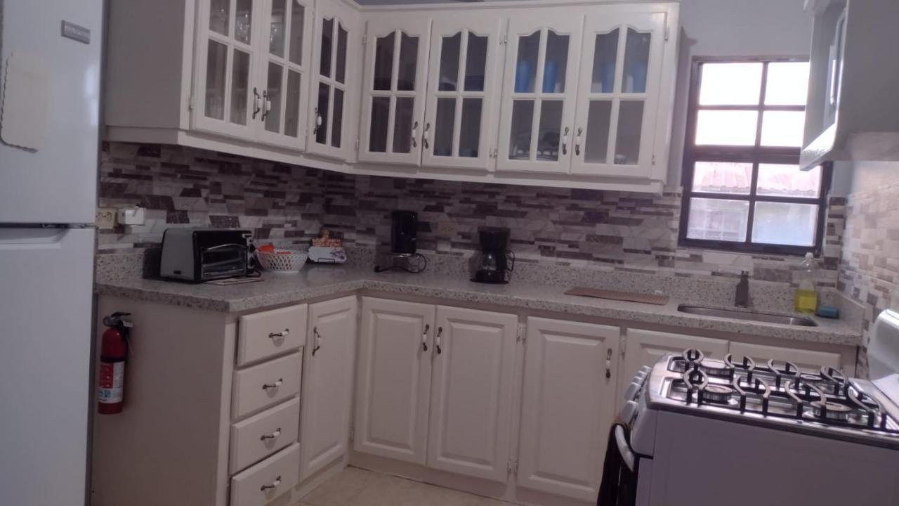 Michand Guest Apartments- Cozy One Or Two Bedroom- 5 Walk Minutes From Airport 10 Mins Drive To Oistins Or Beach Крайст Чърч Екстериор снимка