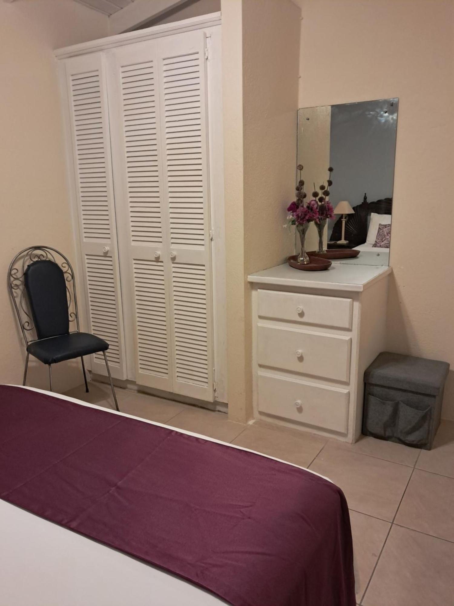 Michand Guest Apartments- Cozy One Or Two Bedroom- 5 Walk Minutes From Airport 10 Mins Drive To Oistins Or Beach Крайст Чърч Екстериор снимка