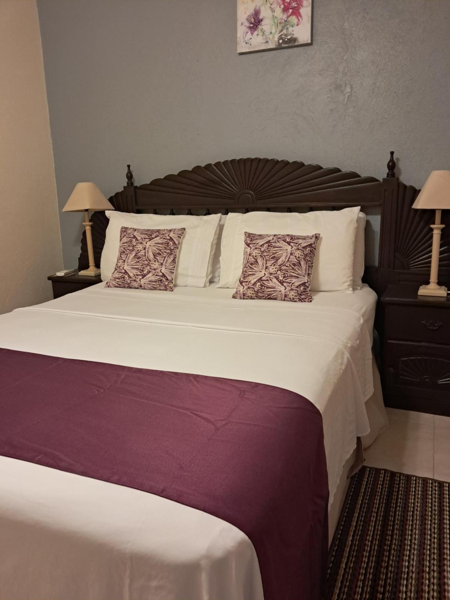 Michand Guest Apartments- Cozy One Or Two Bedroom- 5 Walk Minutes From Airport 10 Mins Drive To Oistins Or Beach Крайст Чърч Екстериор снимка