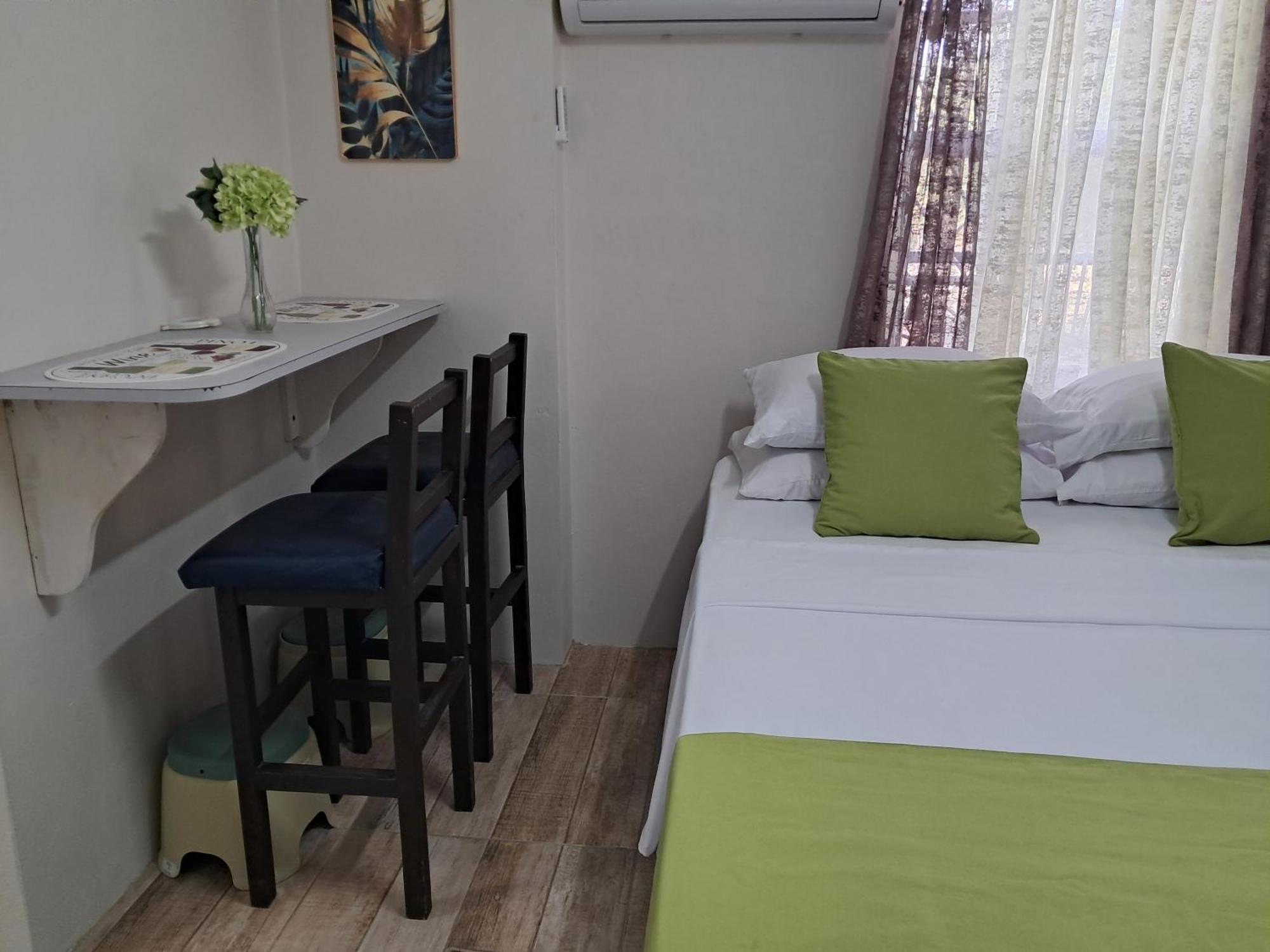 Michand Guest Apartments- Cozy One Or Two Bedroom- 5 Walk Minutes From Airport 10 Mins Drive To Oistins Or Beach Крайст Чърч Екстериор снимка
