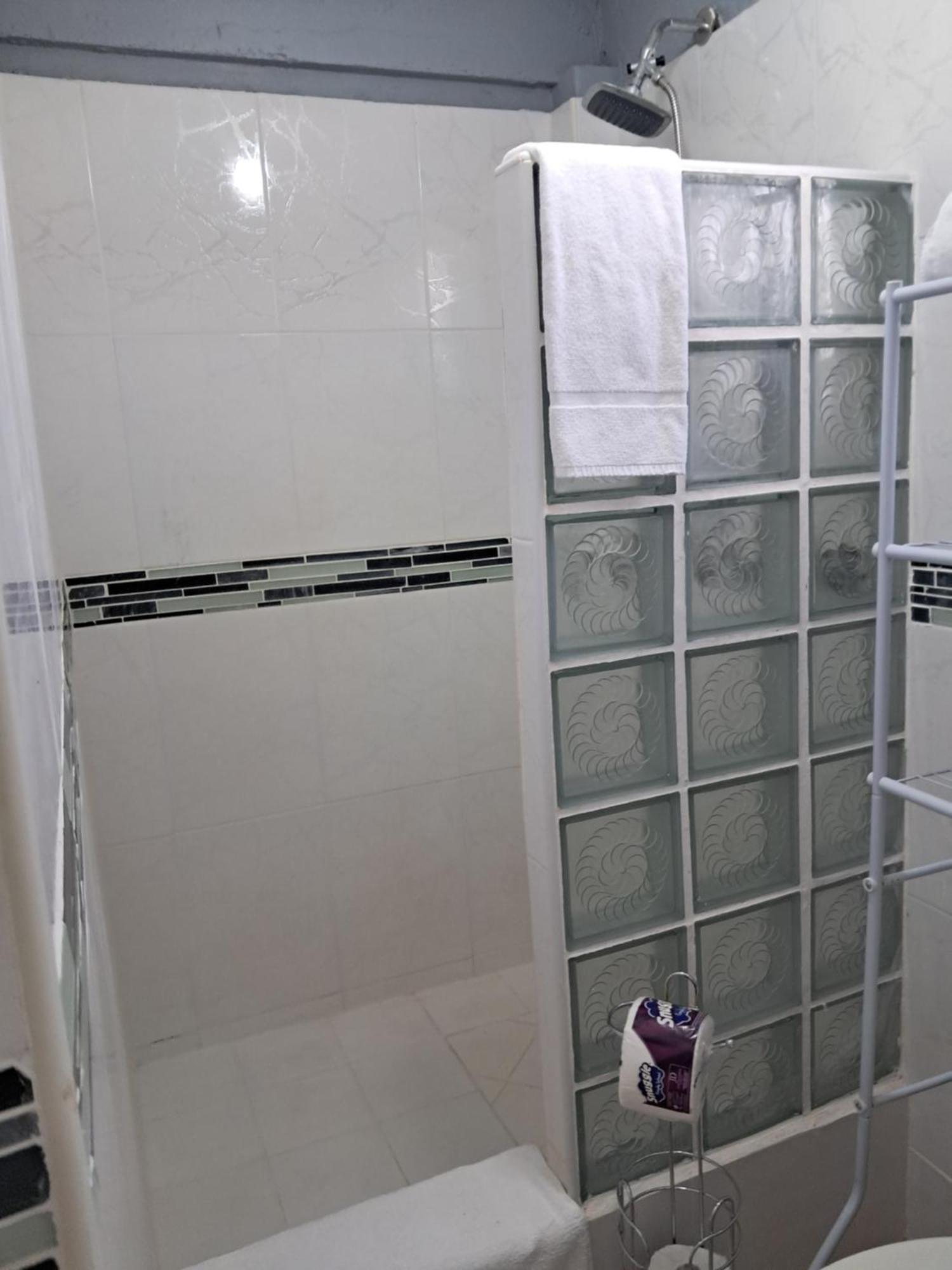 Michand Guest Apartments- Cozy One Or Two Bedroom- 5 Walk Minutes From Airport 10 Mins Drive To Oistins Or Beach Крайст Чърч Екстериор снимка