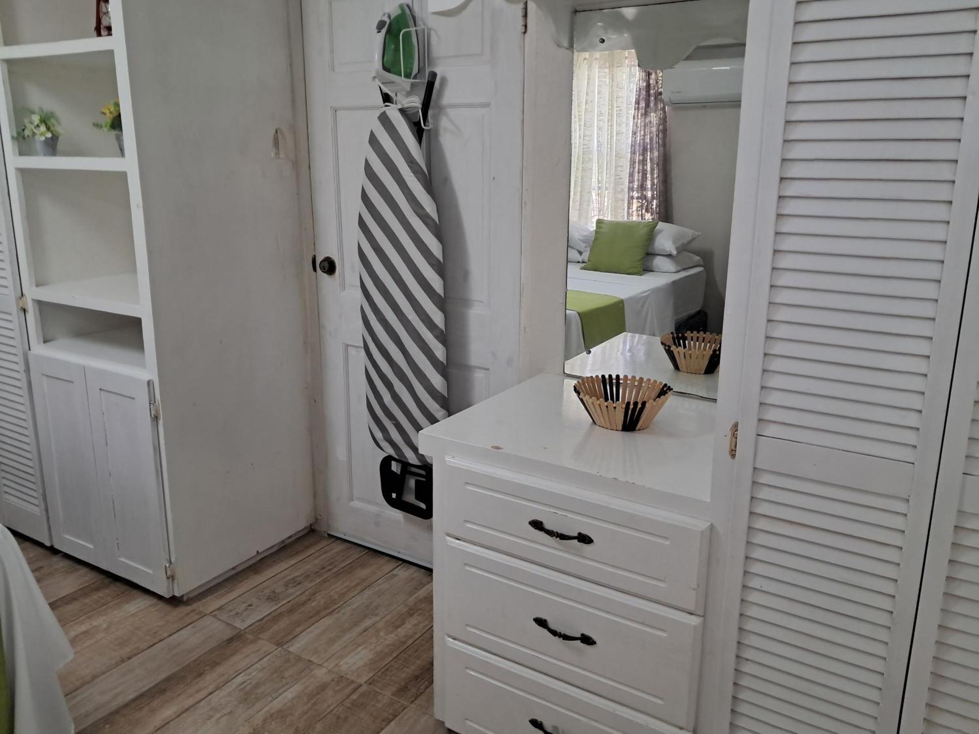 Michand Guest Apartments- Cozy One Or Two Bedroom- 5 Walk Minutes From Airport 10 Mins Drive To Oistins Or Beach Крайст Чърч Екстериор снимка