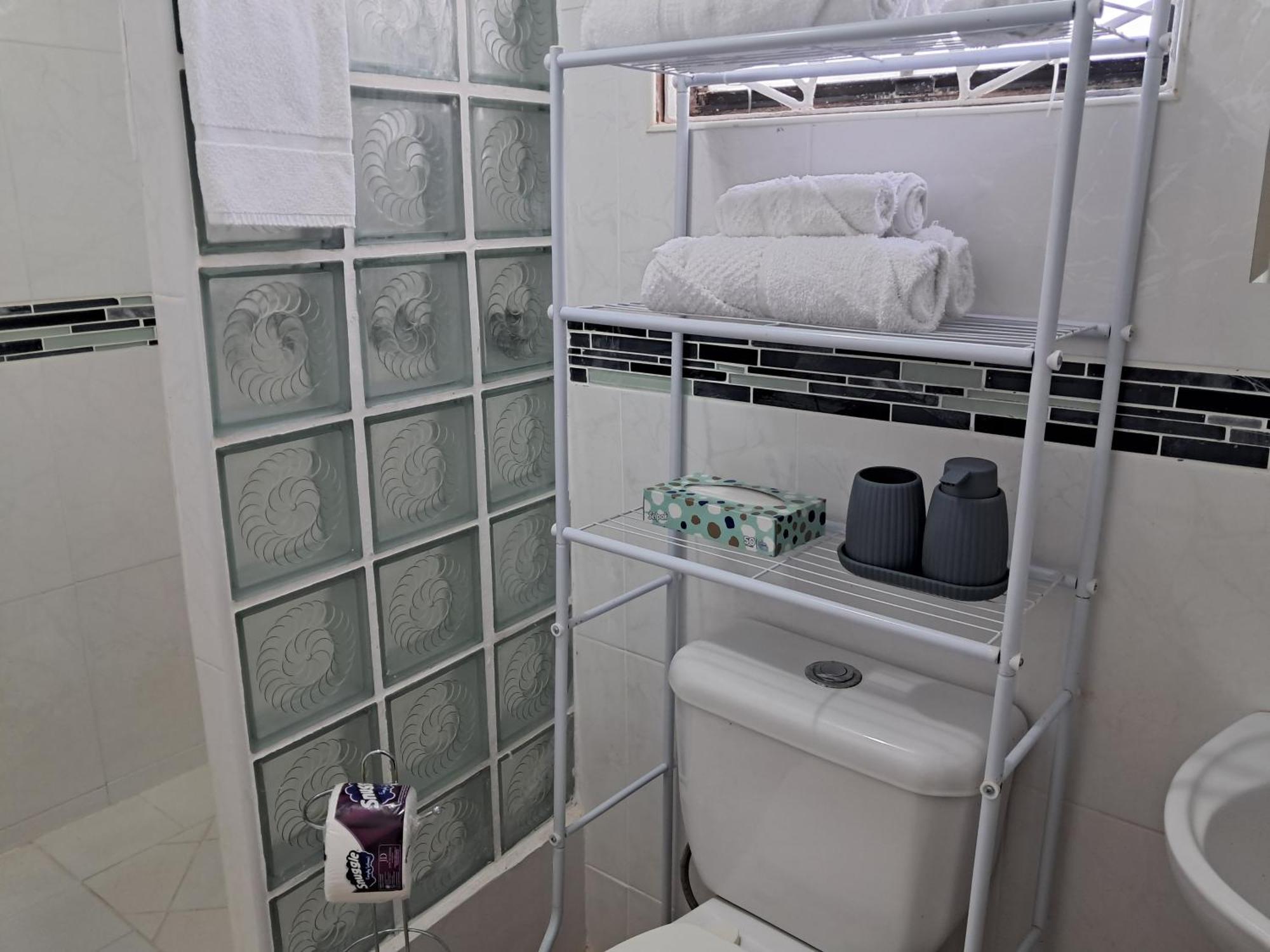 Michand Guest Apartments- Cozy One Or Two Bedroom- 5 Walk Minutes From Airport 10 Mins Drive To Oistins Or Beach Крайст Чърч Екстериор снимка